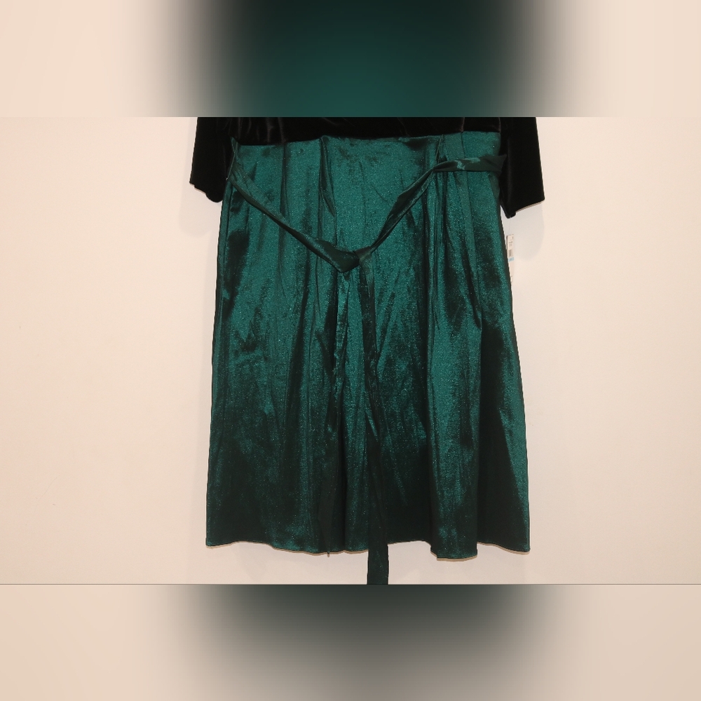 Alex Evenings Plus Size Surplice-Neck Mixed-Media Dress - Black/emerald - Picture 4 of 8